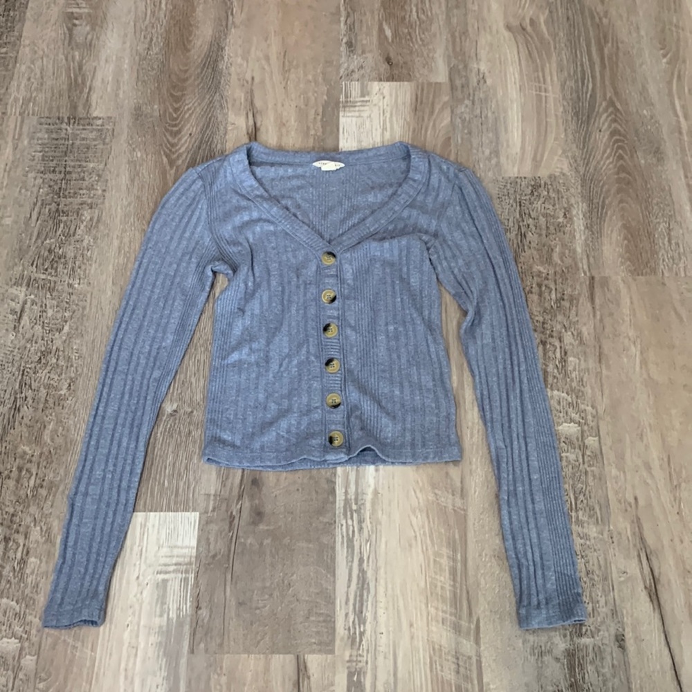 blue long sleeve crop top
